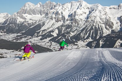 Skifahren mit traumhaften Ausblick auf die Berge | © Gregor Hartl