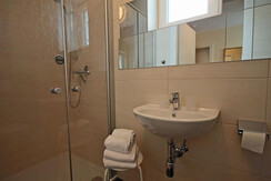 Bad mit Dusche und WC Bad mit Dusche und WC