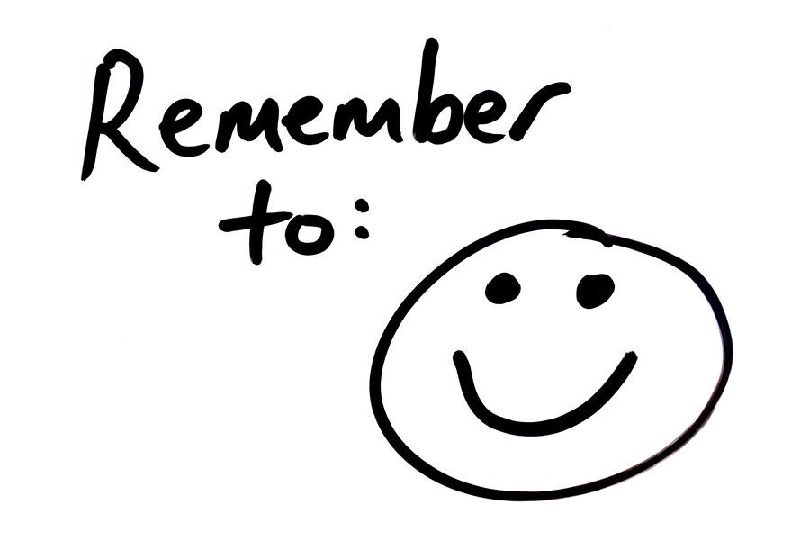 Handgezeichnete Notiz Remember to: mit Smiley-Gesicht.