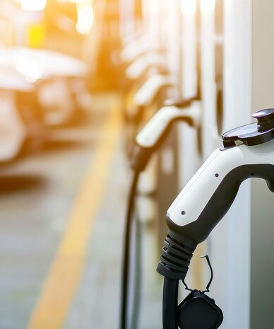 Ladestecker eines Elektrofahrzeugs an einer Ladestation