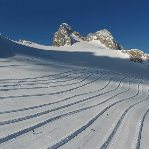 Schneebedeckte Berglandschaft mit Skispuren und Felswänden | © photo-austria.at