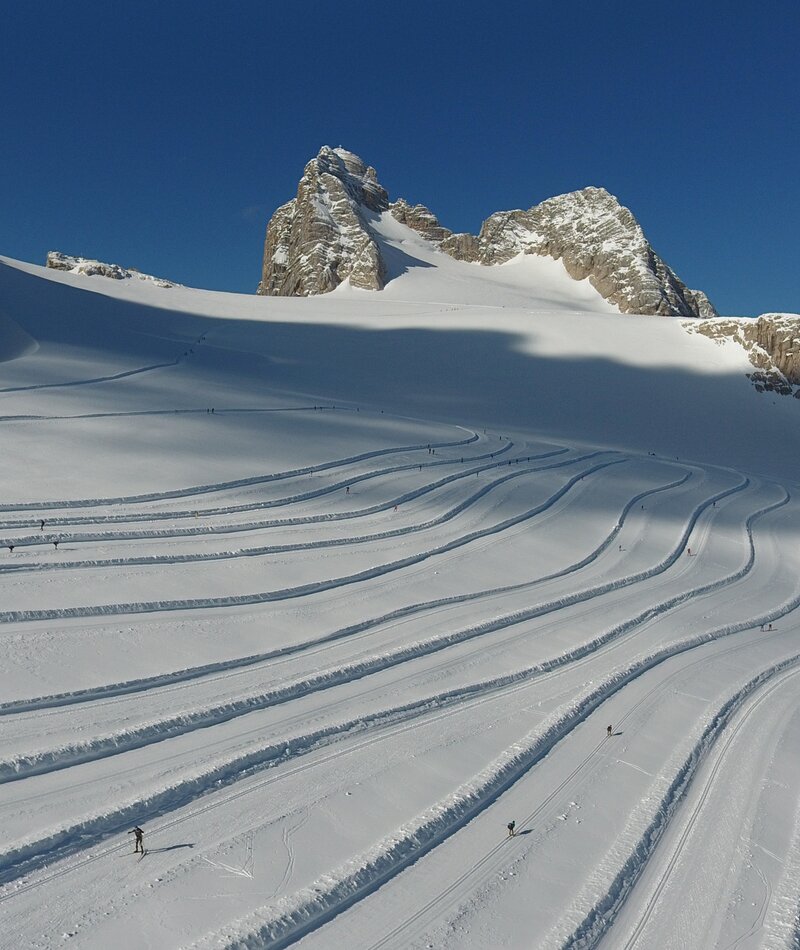 Schneebedeckte Berglandschaft mit Skispuren und Felswänden | © photo-austria.at