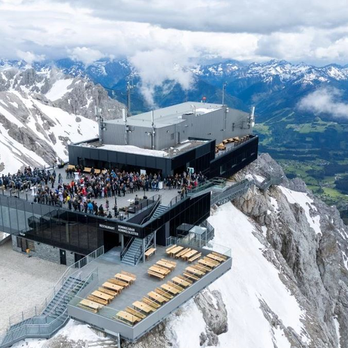 Gipfelrestaurant mit Aussichtsplattform in den Alpen, voller Menschen | © Katharina Knapp