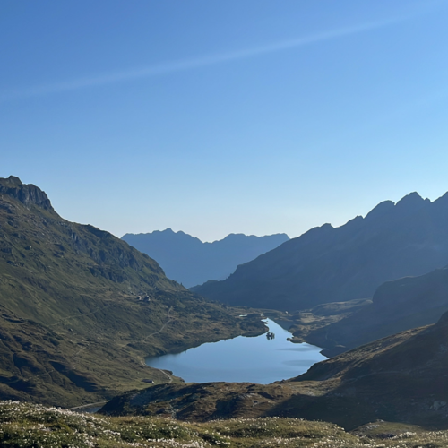 Alpines Tal mit einem schmalen See und Bergen