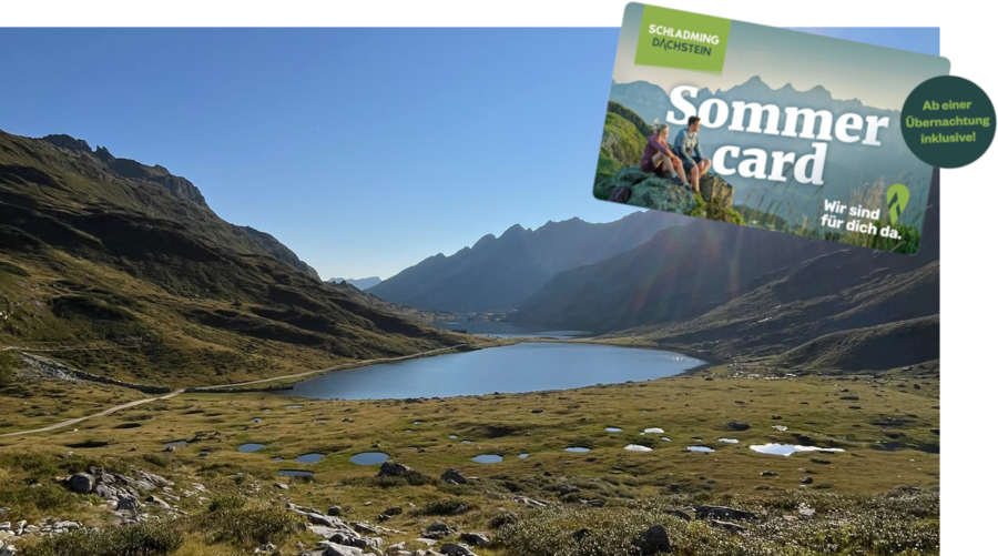 Alpines Tal mit See und Bergen; Sommer card Einblendung.