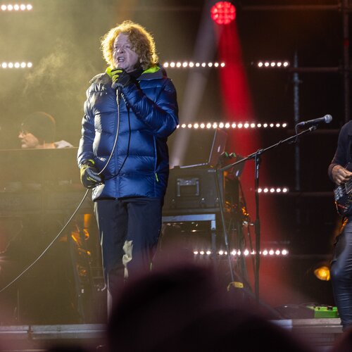 Live-Konzertbühne mit Sänger und Bassist unter Scheinwerfern | © Harald Steiner