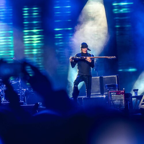 Gitarrist steht auf der Bühne mit E-Gitarre, blauen Lichtern | © Daniel Scharinger