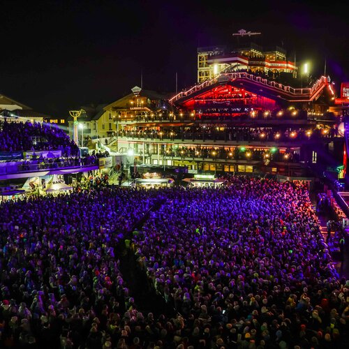 Nächtliches Open-Air-Konzert mit großer Menschenmenge und bunten Lichtern | © Daniel Scharinger