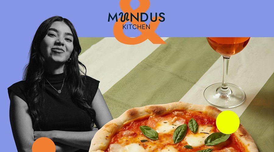Frau neben Pizza und Weinglas; 'MUNDUS KITCHEN' Text.