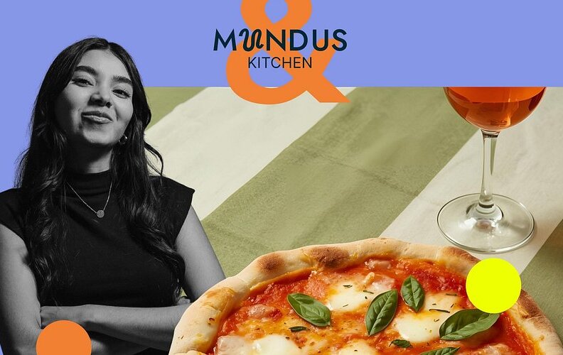 Frau neben Pizza und Weinglas; 'MUNDUS KITCHEN' Text.