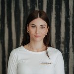 Porträt einer Frau drinnen in weißem Logo-Shirt