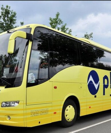 Gelber Planai Reisebus am Straßenrand geparkt