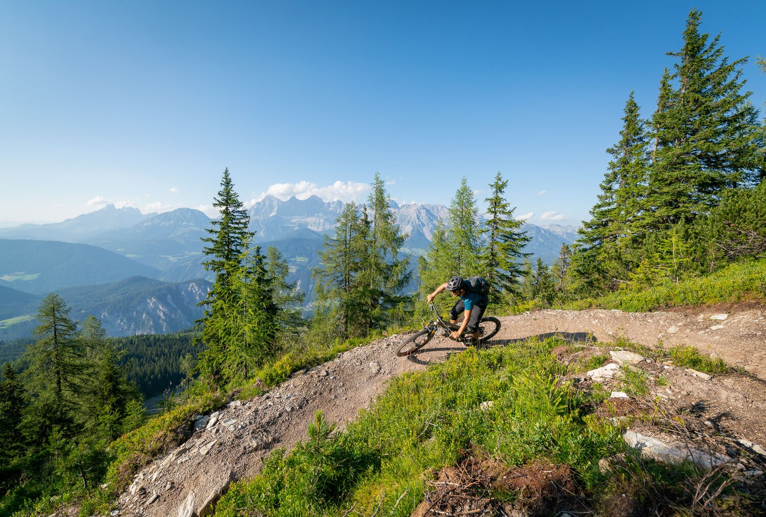 Mountain biker riding down a rocky alpine trail | © Christoph Oberschneider
