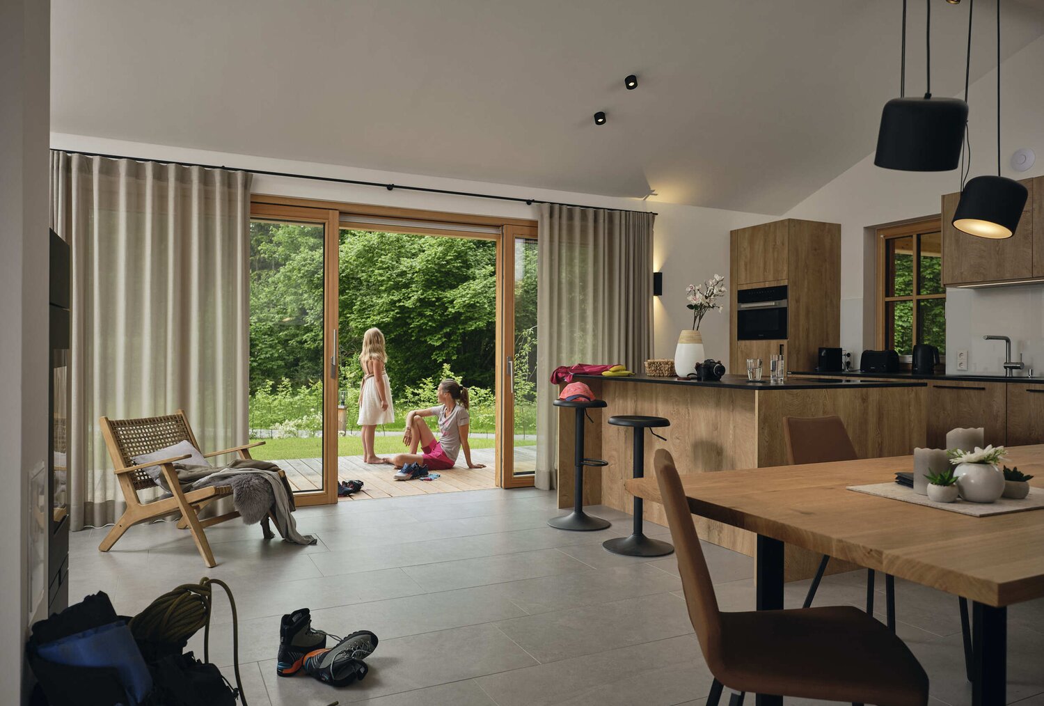 Offene Küche und Essbereich mit Terrassentür zum Garten | © RAPHAELGABAUER.COM