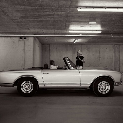 Vintage Cabrio im Parkhaus mit zwei Personen | © RaphaelGabauer