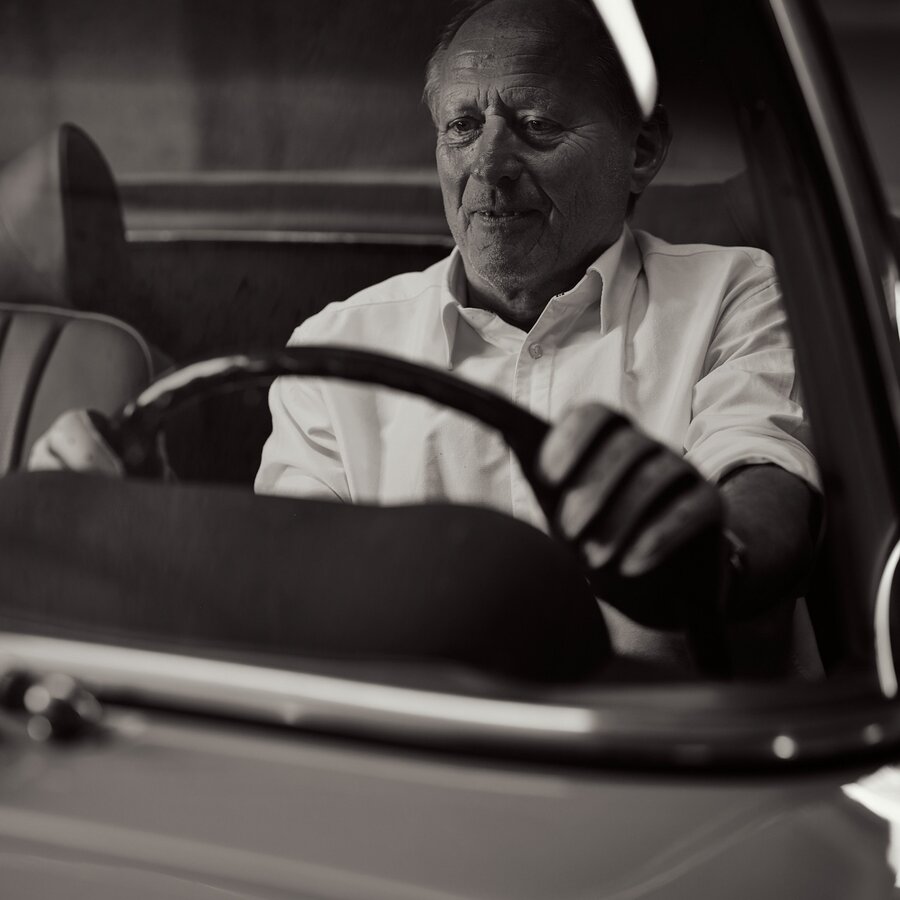 Alte Mann hinter dem Steuer eines Autos, konzentriert | © RaphaelGabauer