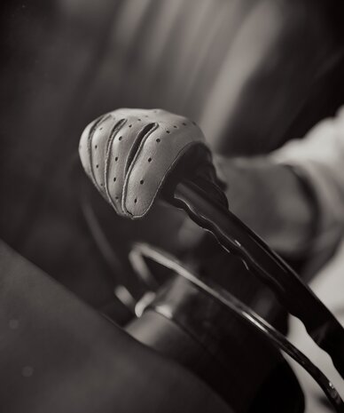 Nahaufnahme einer mit Handschuhen greifenden Hand am Hebel | © RaphaelGabauer