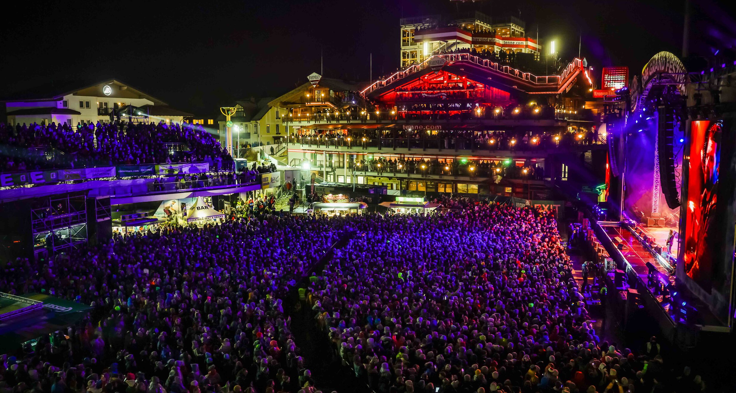 Nighttime outdoor concert with large crowd and illuminated stage | © Daniel Scharinger