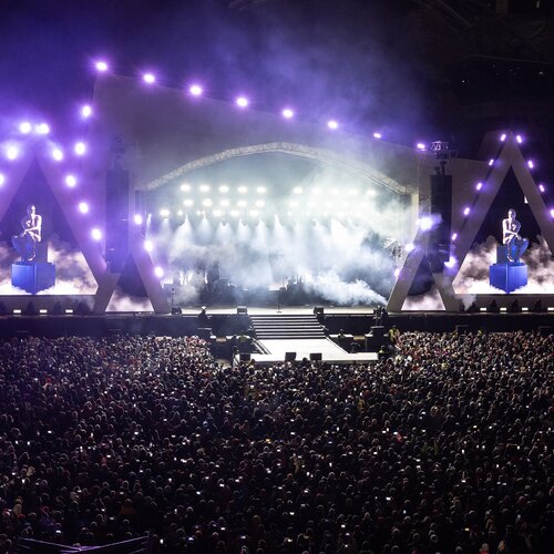 Große Open-Air-Bühne mit violetten Lichtern und Publikum | © Harald Steiner