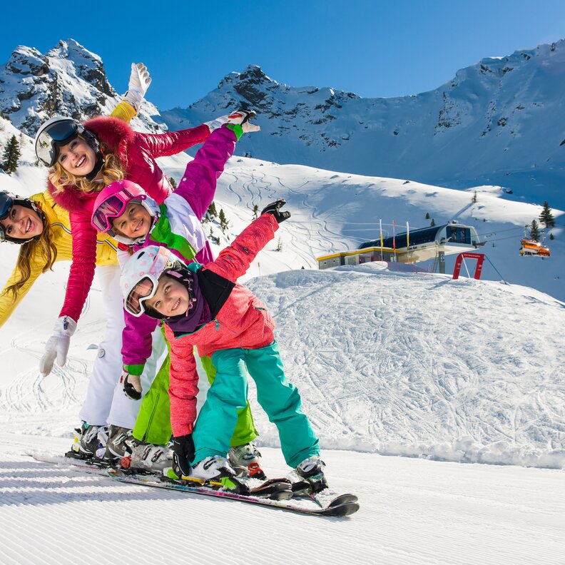 Fünf Skifahrerinnen und Skifahrer posieren auf schneebedecktem Hang | © Wolkersdorfer_Gerhard