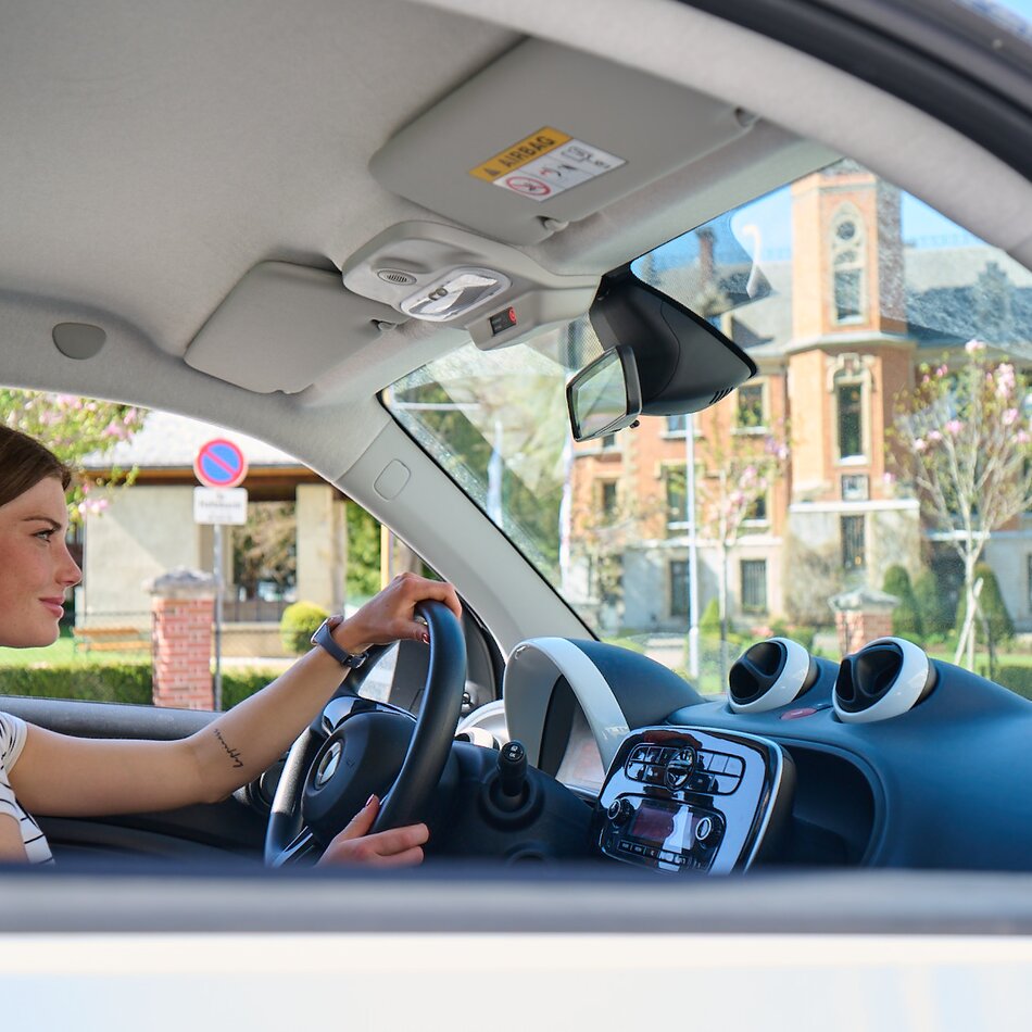 Frau fährt Auto, Hände am Lenkrad. | © Christian Hemmelmeir