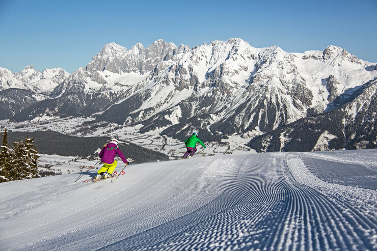 Skifahren mit traumhaften Ausblick auf die Berge | © Gregor Hartl