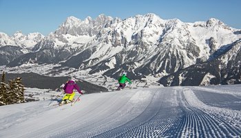 Skifahren mit traumhaften Ausblick auf die Berge | © Gregor Hartl
