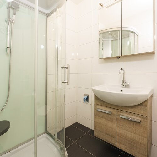 Modernes Badezimmer mit Glasdusche, Waschbecken und Unterschrank