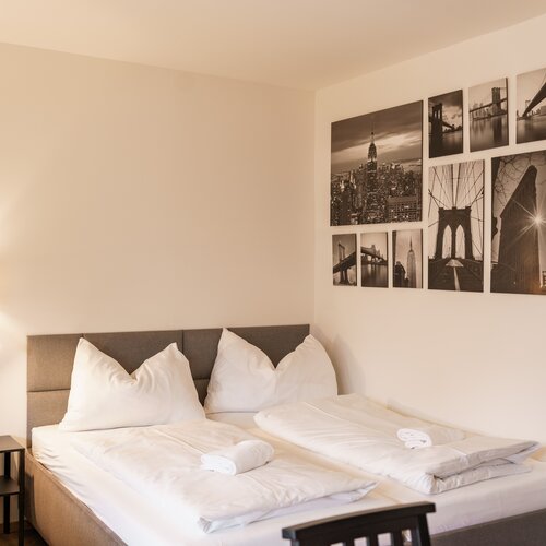 Hotelzimmer mit zwei Betten und Wandkunst
