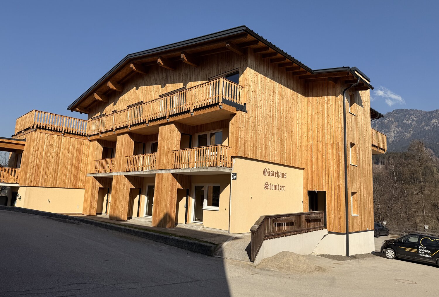 Holzbau mit Balkonen im Chaletstil