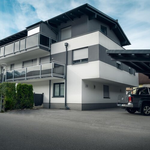 Modernes Mehrfamilienhaus mit Balkonen und Carport Nr. 350