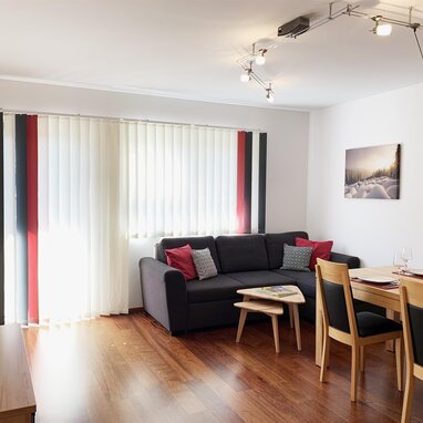 Heller Wohnraum mit Sofa und Esstisch