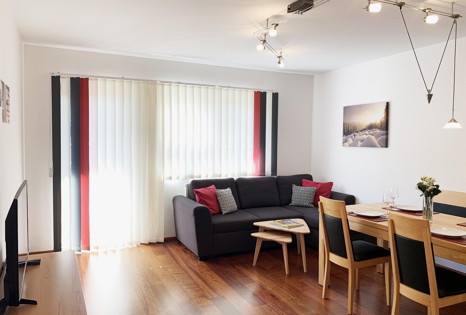 Heller Wohnraum mit Sofa und Esstisch