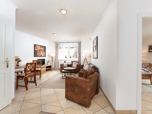 Helles Wohnzimmer mit braunem Sofa und Stühlen