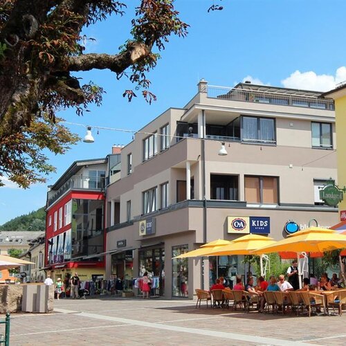 Outdoor-Café-Tische in sonniger Straßenlage vor Gebäuden