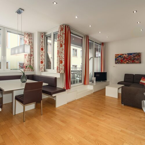 Helles, modernes Wohnzimmer mit Eckbank und Sofa.