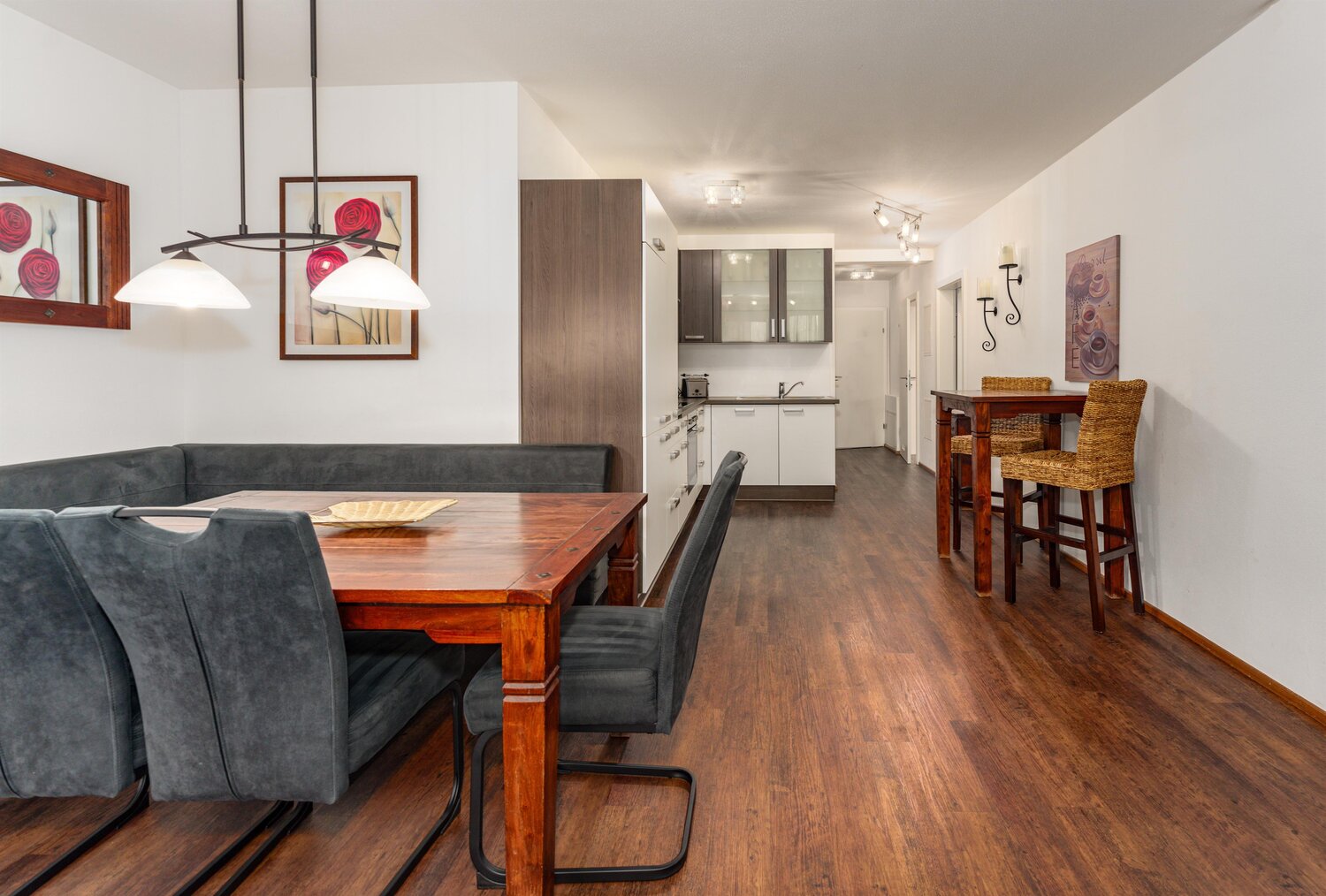 Offener Wohnbereich und Essbereich mit Holztisch und grauen Stühlen