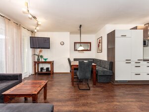 Offener Wohn- und Essbereich mit Küche