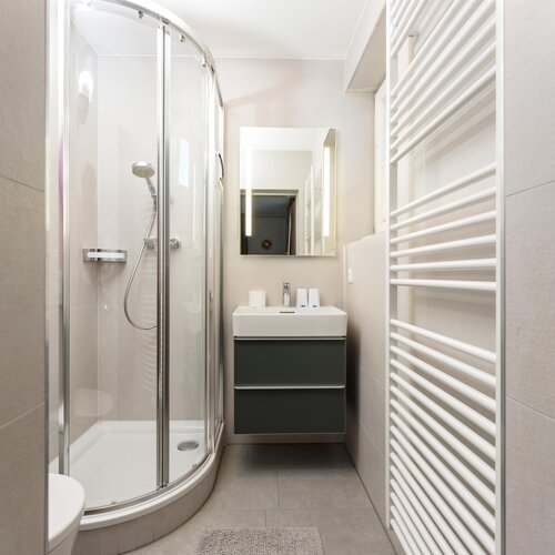 Modernes Badezimmer mit Duschkabine aus Glas