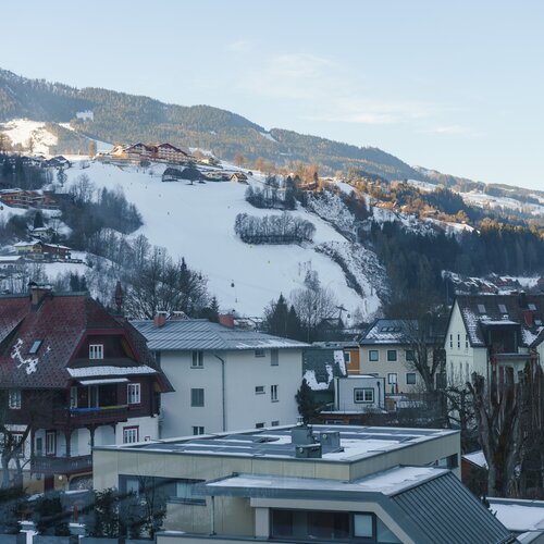 Verschneites Bergdorf mit Häusern am Hang