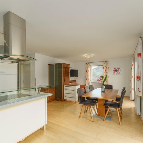 Offene Küche und Essbereich mit Holzboden