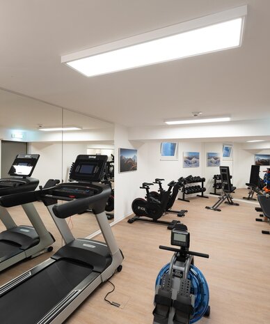 Gut ausgestattetes Fitnessstudio mit Laufbändern und Gewichten