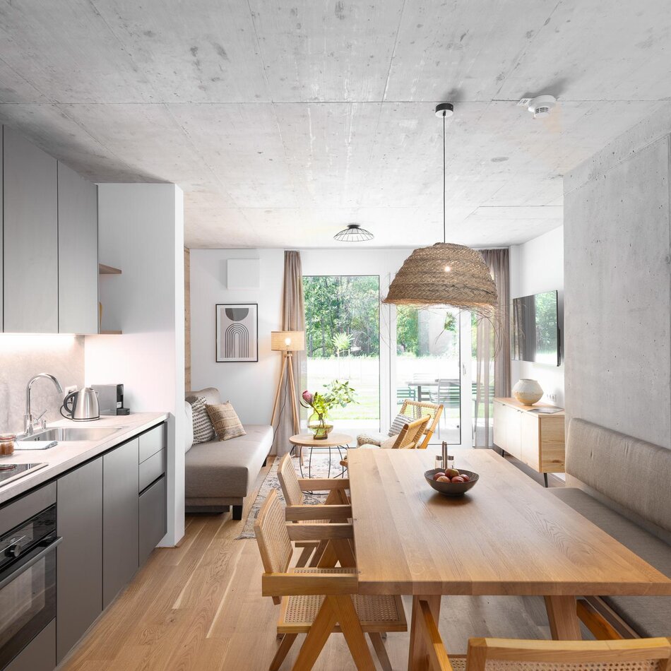 Offener Wohnbereich mit Küche, Esstisch und Sofa