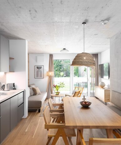 Offener Wohnbereich mit Küche, Esstisch und Sofa