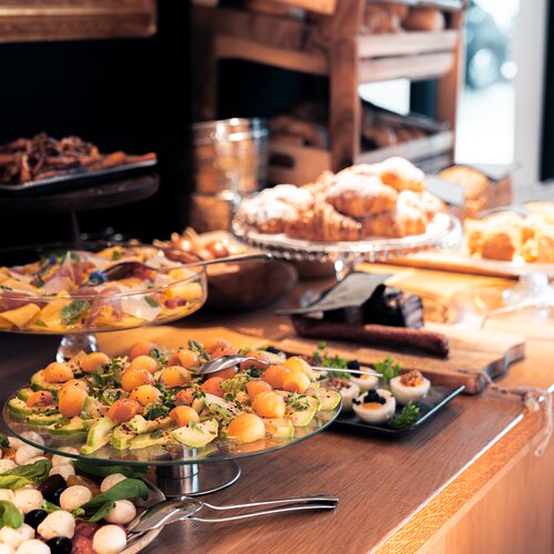 Vielfältiges Buffet mit Salaten, Obst und Gebäck | © TIEBER