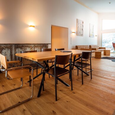 Heller offener Ess- und Wohnbereich mit Holzboden