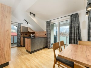 Moderne Küche und Essbereich mit Holzoberflächen