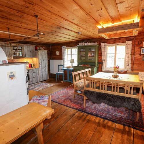 Gemütlicher rustikaler Ferienhaus-Essbereich mit Holzbalken