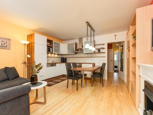 Offener Wohn- und Küchenbereich mit Esstisch.