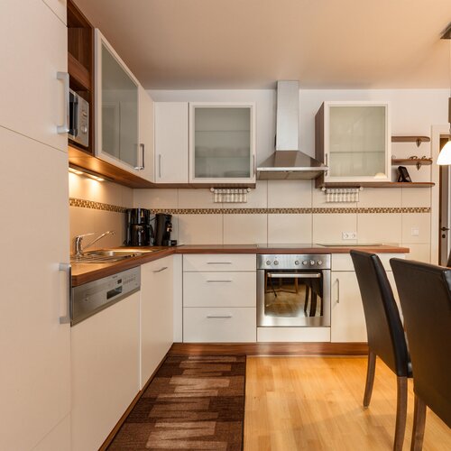 Moderne Küche mit Holztisch und Stühlen